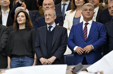 Florentino Perez, Joan Laporta e Isabel Díaz Ayuso en el palco del estadio Santiago Bernabéu.