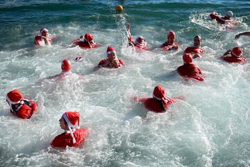 Varios nadadores disfrazados con motivos Navideños participan de la 113ª Edición de la Copa Nadal, una de las pruebas de natación mas antiguas de Europa ya que se celebra desde 1907.