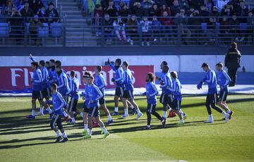 Los jugadores calientan frente al público que se acercó a Valdebebas.