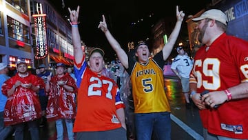 NASHVILLE, TENNESSEE - APRIL 25: Fans of the Denver Broncos react after Denver Broncos draft Noah Fant on day 1 of the 2019 NFL Draft on April 25, 2019 in Nashville, Tennessee.   Frederick Breedon/Getty Images/AFP
 == FOR NEWSPAPERS, INTERNET, TELCOS &amp; TELEVISION USE ONLY ==