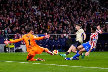 Musso volvió a aparecer con seguridad ante Fermín López, una de sus varias intervenciones clave en un partido donde el guardameta sostuvo al Atlético con paradas decisivas y una actuación impecable bajo palos.