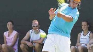 <b>ENSAYO. </b>Rafa Nadal probó ayer la hierba ante la atenta mirada de Myskina (de rosa) y de Maleeva.