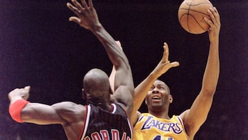 Elden Campbell lanza ante Michael Jordan.
