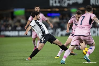 No hay nada como cortar una racha de tres partidos seguidos sin ganar y encima salir del descenso. Que se lo digan a Jairo, que además estrenó su cuenta goleadora anotando el segundo gol del Cartagena, ante el Oviedo. El centrocampista ganó la espalda a la defensa antes de marcar.