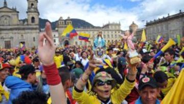 Hinchas colombianos en las calles de Bogotá.