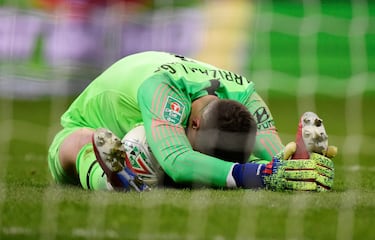 En el ¨²ltimo minuto de la segunda parte de la pr¨®rroga de la Carabao Cup, Kepa Arrizabalaga, portero del Chelsea, se neg¨® a abandonar el campo sustituido. El italiano Sarri hab¨ªa mandado a Willy Caballero saltar al campo por el portero espa?ol, pero Kepa