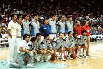 10/08/1984. Final Olímpica entre Estados Unidos y España. 
Díaz-Miguel con sus jugadores.
