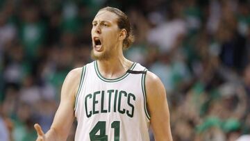 MCX01. BOSTON (EE.UU.), 15/05/2017.- Kelly Olynyk de Boston Celtics reacciona hoy, lunes 15 de mayo de 2017, durante un juego entre Washington Wizards y Boston Celtics de la NBA, que se disputa en el TD Garden en Boston, Massachusetts (Estados Unidos). EFE/CJ GUNTHER