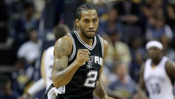 Kawhi Leonard, con los San Antonio Spurs, durante un partido contra los Memphis Grizzlies.