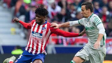 Thomas disputa el balón.