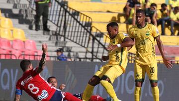 BUCARAMANGA - COLOMBIA, 23-04-2022: Cristhian Subero y Francisco Rodriguez del Bucaramanga disputan el balón con Andres Ricaute y Adrian Arregui del Medellín durante partido por la fecha 17 de la Liga BetPlay DIMAYOR I 2022 entre Atlético Bucaramanga y Deportivo Independiente Medellín jugado en el estadio Alfonso Lopez de la ciudad de Bucaramanga. / Cristhian Subero and Francisco Rodriguez of Bucaramanga fight for the ball with Andres Ricaute and Adrian Arregui of Medellin during match for the date 17 of the BetPlay DIMAYOR League I 2022 between Atletico Bucaramanga and Deportivo Independiente Medellin played at the Alfonso Lopez stadium of Bucaramanga city. Photo: VizzorImage / Jaime Moreno / Cont