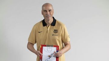 Joan Peñarroya, entrenador del Barcelona, posa para las fotos oficiales de la Euroliga.