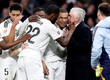 3-2. Kylian Mbappe celebra el tercer tanto con Carlo Ancelotti, Antonio Rüdiger.