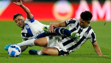 Velez Sarsfield's Lucas Janson (L) and Talleres de Cordoba's Colombian Diego Valoyes vie for the ball during their Copa Libertadores football tournament quarterfinals all-Argentine second leg match at the Mario Kempes stadium in Cordoba, Argentina, on August 10, 2022. (Photo by Diego Lima / AFP)