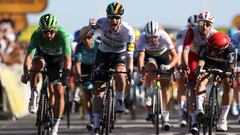 El irland&eacute;s Sam Bennett celebra su victoria al esprint en la d&eacute;cima etapa del Tour de Francia 2020 en Saint-Martin de R&eacute;.