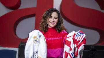 Isabel Díaz Ayuso, presidenta de Madrid, posa con las camisetas de Madrid y Atlético, en su visita a AS.