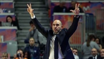 Chus Mateo, entrenador del Real Madrid, durante el partido de cuartos de la Copa 2024 ante el UCAM Murcia.