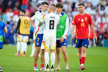 Toni Kroos con Álvaro Morata y Robin Le Normand tras finalizar el partido.