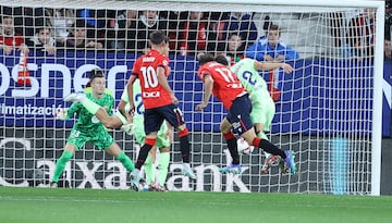 1-0. Centro perfecto desde el lateral izquierdo de Bryan Zaragoza y Ante Budimir, con un gran remate de cabeza, supera a Iñaki Peña.