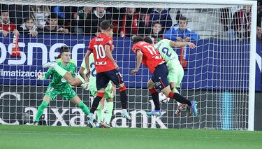 1-0. Centro perfecto desde el lateral izquierdo de Bryan Zaragoza y Ante Budimir, con un gran remate de cabeza, supera a Iñaki Peña.