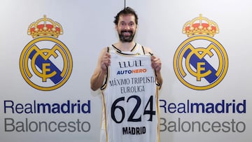 Sergio Llull posa con la camiseta conmemorativa de su r¨¦cord: 624 triples en la Euroliga.