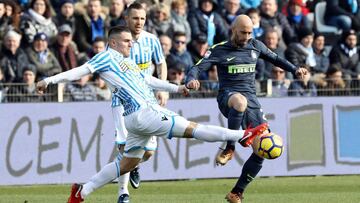 Ferrara (Italy), 28/01/2018.- Spal&#039;s Federico Viviani (L) and Inter&#039;s Borja valero (R) in action during the Italian Serie A soccer match Spal 2013 vs Inter FC at Paolo Mazza Stadium in Ferrara, Italy, 28 January 2018. (Italia) EFE/EPA/SERENA CAM