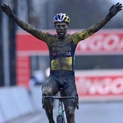 Van Aert vapulea a Van der Poel en el barro de Dendermonde