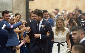 El jugador de baloncesto del Real Madrid Sergio Llull y su novia Almudena Cánovas han pronunciado hoy el "sí quiero" en una ceremonia religiosa celebrada en la iglesia de Santa María de Mahón, en el centro histórico de la ciudad de Mahón. 