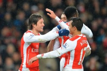 Tomas Rosicky festeja con Alexis el segundo del Arsenal. El chileno lo habilitó. 