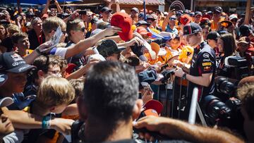 Max Verstappen, rodeado de fans.