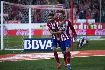 Griezmann celebra un gol con Correa.