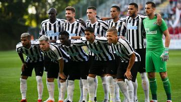 Los jugadores de Newcastle posan para la fotograf&iacute;a oficial durante un partido amistoso entre SC Braga y Newcastle en el estadio de Braga (Portugal).