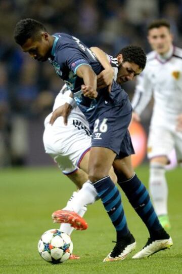 Alex Sandro y Mohamed El-Neny.