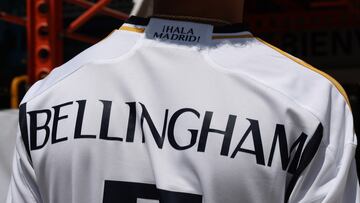 Soccer Football - Real Madrid present new signing Jude Bellingham - Madrid, Spain - June 15, 2023 A Real Madrid shirt with new signing Jude Bellingham's name and number is pictured outside the Real Madrid shop after his presentation REUTERS/Violeta Santos Moura