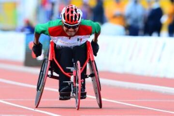 Por haber obtenido medalla de plata en Atletismo en 400 metros y medalla de bronce en 100 metros en los Juegos Paralímpicos de Río 2016.