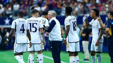 Ancelotti le da instrucciones a sus jugadores en la banda.
