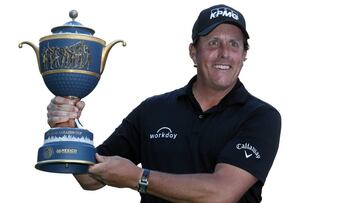 Phil Mickelson posa con el torneo de vencedor.