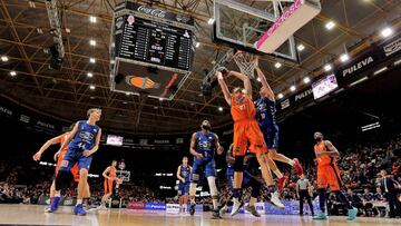 GRAF3660. VALENCIA, 17/12/2017.- El pivot alemán del Valencia Basket, Tibor Pleiss (3d), trata de anotar ante la defensa dle alero del Delteco Gipuzkoa Basket, Miquel Salvó (2d), durante el partido correspondiente a laduodécima jornada de la fase regular de la Liga Endesa jugado esta tarde en el pabellón de la Fuente de San Luis de Valencia. EFE/Manuel Bruque
.
