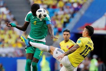 El jugador de Senegal Cheikhou Kouyate cabecea el balón bajo la presión James Rodríguez durante el partido Senegal-Colombia, del Grupo H del Mundial de Fútbol de Rusia 2018, en el Samara Arena de Samara, Rusia, hoy 28 de junio de 2018