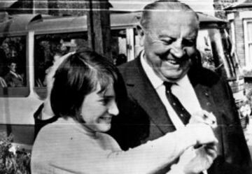 Santiago Bernabéu con una chica que le esta mostrando un ratoncillo