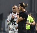 Neymar trata de hacer un caño a Filipe Luis, ahora entrenador de Flamengo