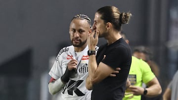 Neymar destruye a Filipe Luis en el debut de Robinho Jr.