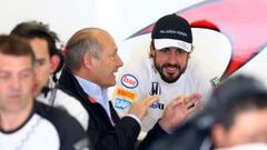 Ron Dennis habla con Alonso en un gran premio de este a&ntilde;o.