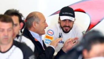 Ron Dennis habla con Alonso en un gran premio de este a&ntilde;o.