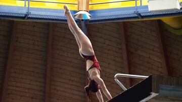 Carlota González realizando un salto