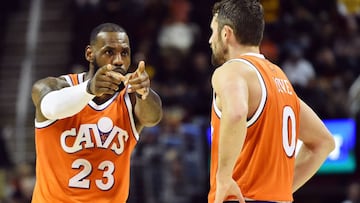 LeBron James habla con Kevin Love.