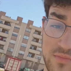 Le hace un favor a un joven con problemas en la gasolinera y la historia de engaños y giros tiene tela