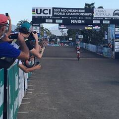 Nino Schurter remonta y le da el oro a Suiza en relevos