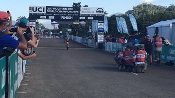 Nino Schurter cruza la l&iacute;nea de meta para darle el oro a Suiza en la prueba de relevos de Cross Conty de los Mundiales de Mountain Bike de Cairns, Australia.