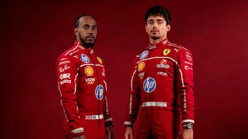 Hamilton y Leclerc posan con la vestimenta de Ferrari para 2025.